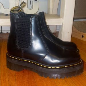 Dr. Martin 2976 SMOOTH LEATHER PLATFORM CHELSEA BOOTS